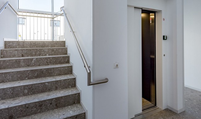 Stiegenhaus mit Lift